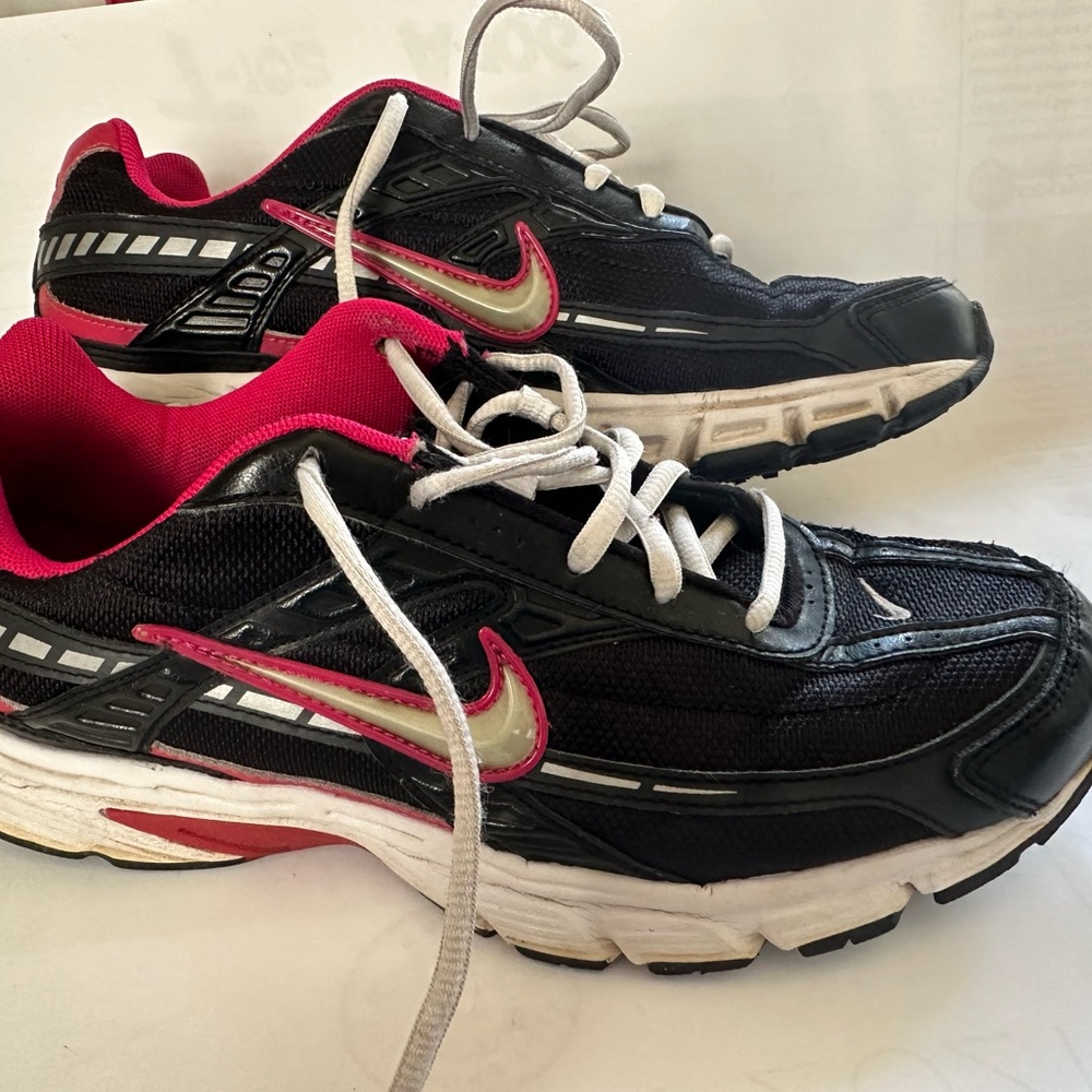Size 10 women's Nike initiator black, white and hot pink sneaker